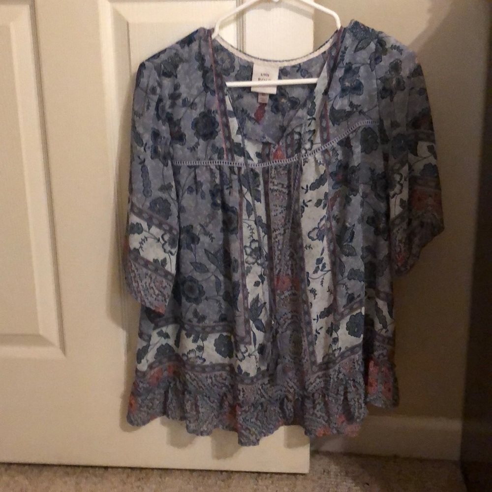 Super cute flowy top, excellent condition